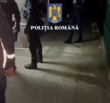 Buchetele de flori furate le-au adus polițiștii ”în vizită” unor prahoveni din Filipeștii de Pădure